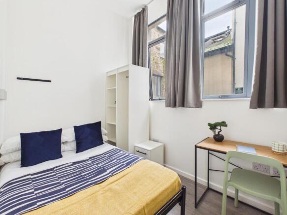 Bright, tidy double bedroom with large windows,...
