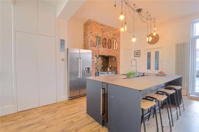 6 bed Semi-Detached for sale Image 9