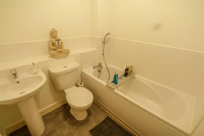 2 bed Apartment to rent Image 4