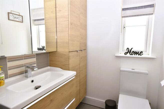 EN-SUITE SHOWER ROOM