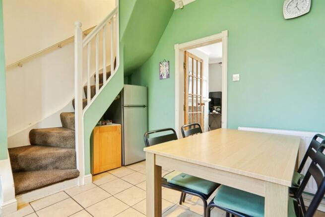 Newlaithes Gardens, Horsforth, Leeds photo 4