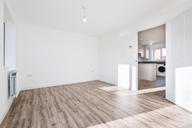 3 bed Semi-Detached to rent Image 5