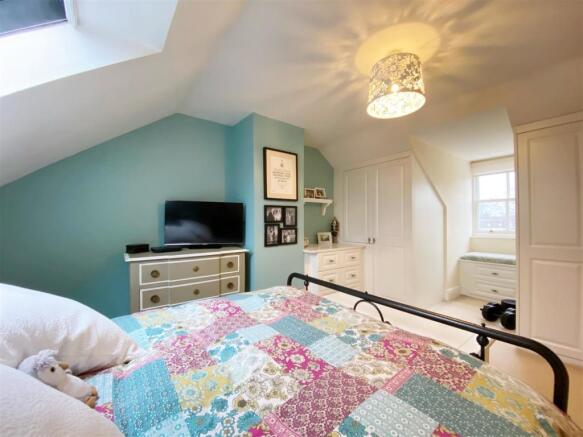 Bedroom 1 pic 5.jpg