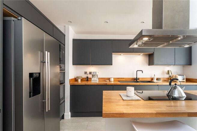 5 bed Semi-Detached for sale Image 6