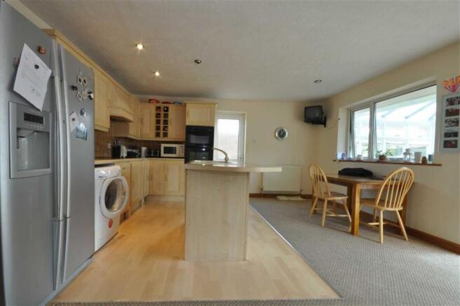 KITCHEN/DINING ROOM