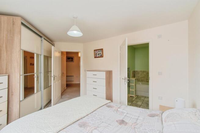 3 bed Ground Flat for sale Image 8