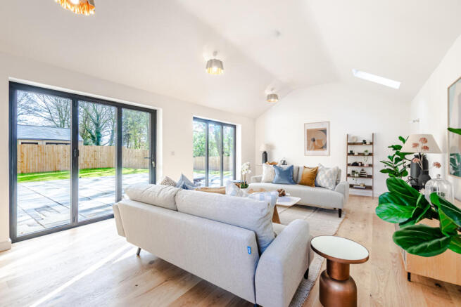 5 bed Detached for sale Image 11