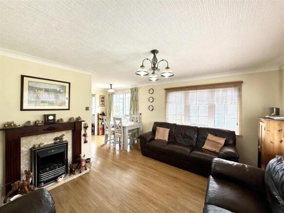 OPEN PLAN KITCHEN/LIVING/DINING AREA