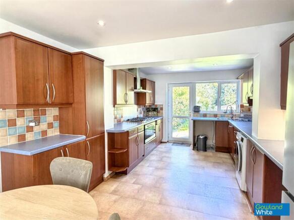 4 bed Detached for sale Image 6