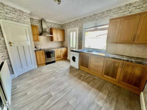 KITCHEN/DINING