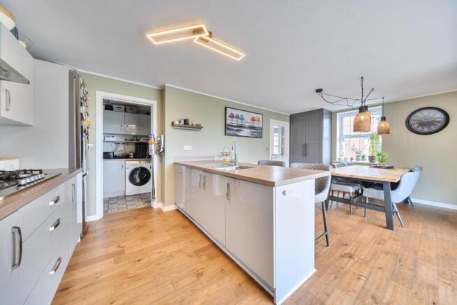 4 bed Detached for sale Image 6