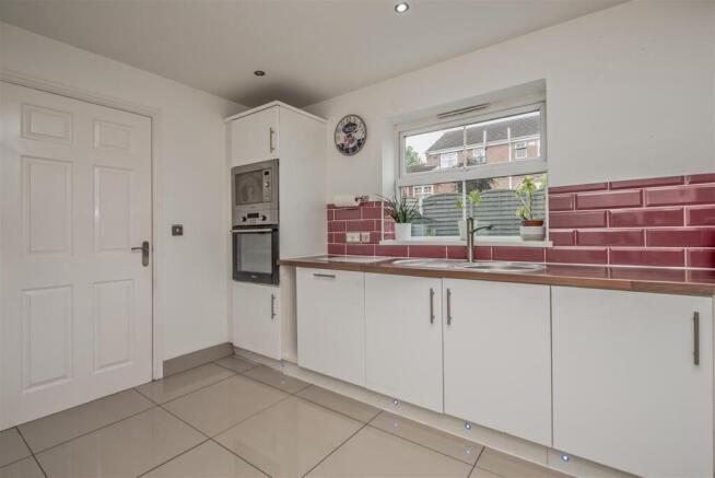 5 bed Detached for sale Image 11