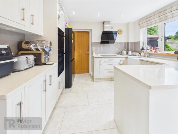 Evans Close, Maidenbower, Crawley photo 4