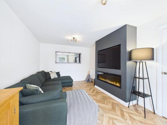 4 bed Detached for sale Image 3