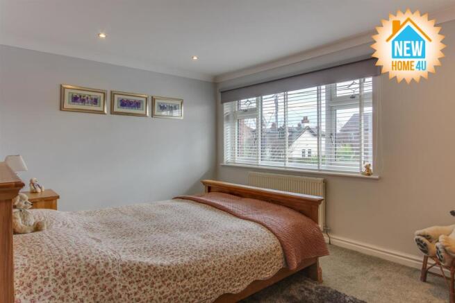 MAIN BEDROOM: