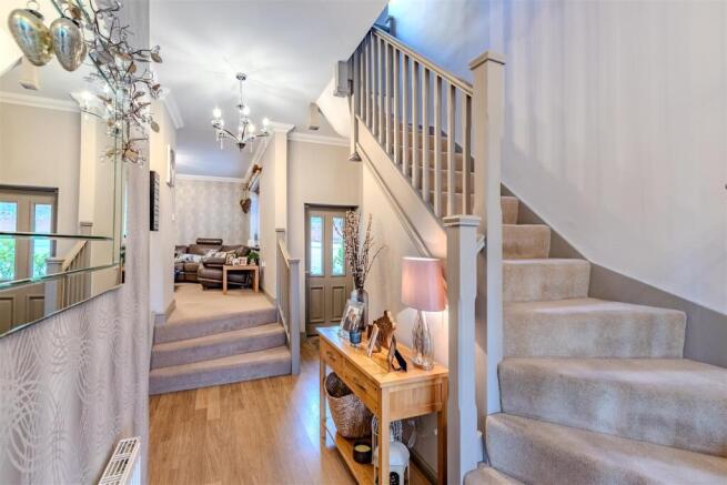 6 bed Detached for sale Image 8