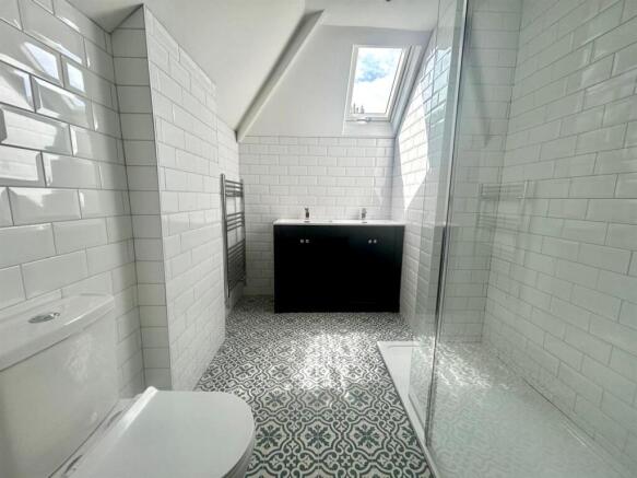 bathroom upstairs 4.jpg