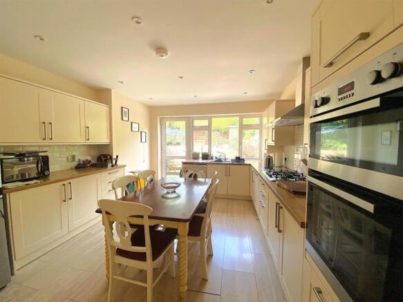 20 Wealden Way - Kitchen3.jpg