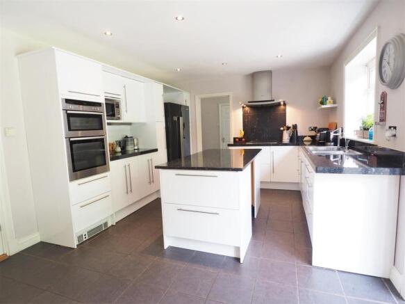 Modern Fitted Kitchen With Island 924
