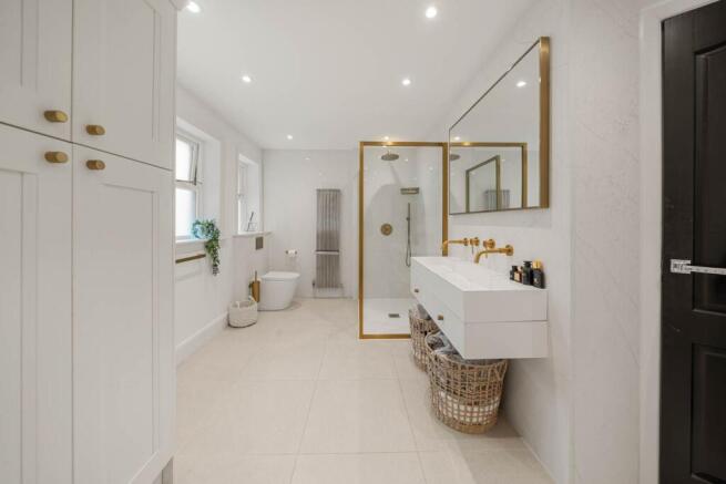 5 bed Detached for sale Image 12