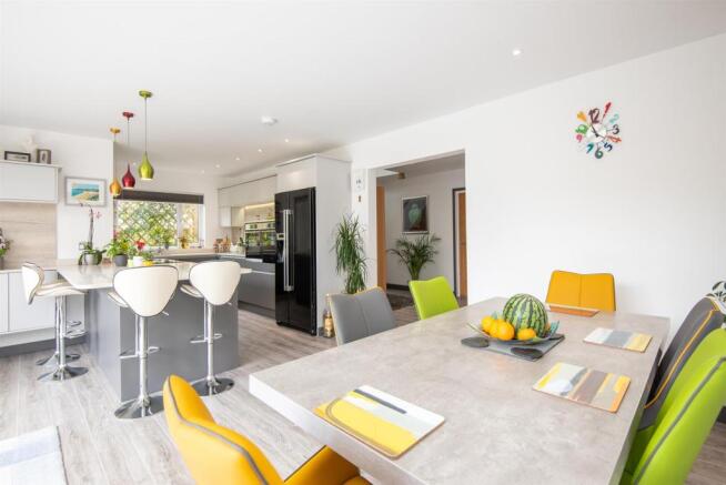 OPEN-PLAN LIVING/KITCHEN/DINING ROOM
