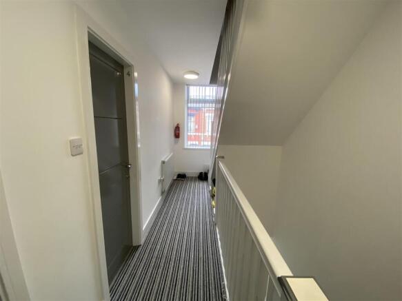 19da.1st floor hallway.JPG