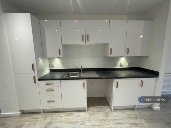 3 bed Semi-Detached to rent Image 6