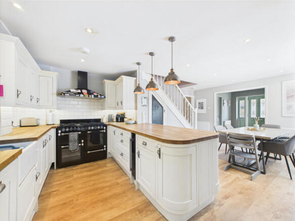 CAM02909G0-PR0400-STILL009