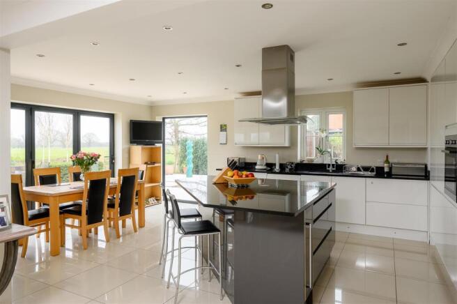 KITCHEN / BREAKFAST AREA
