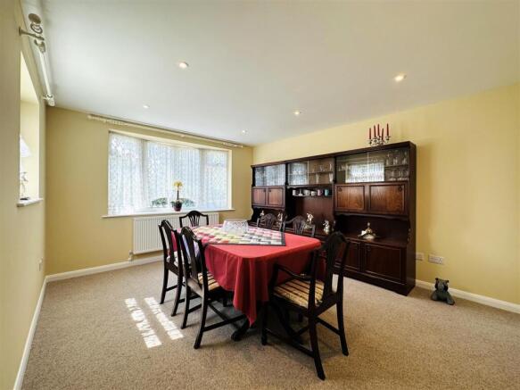 5 bed Detached for sale Image 8