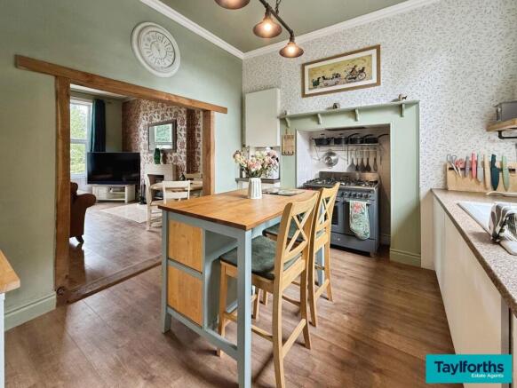 5 bed Detached for sale Image 8