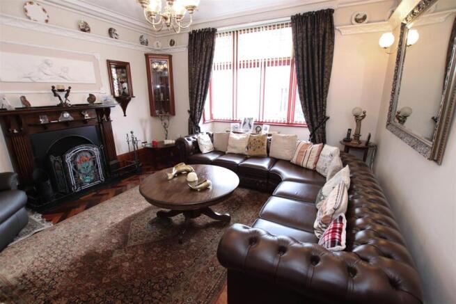 BAY FRONTED SITTING ROOM