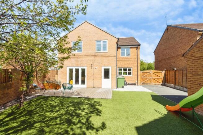 5 bed Detached for sale Image 4