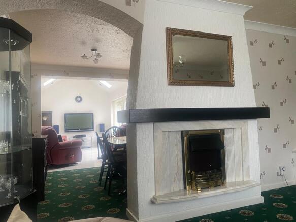 LOUNGE/DINING ROOM