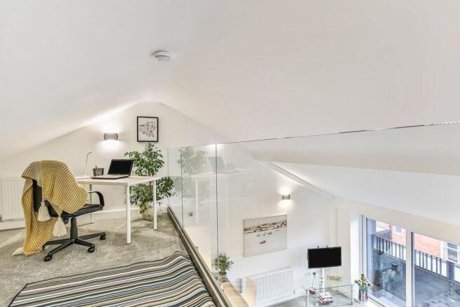 2 bed Penthouse to rent Image 5