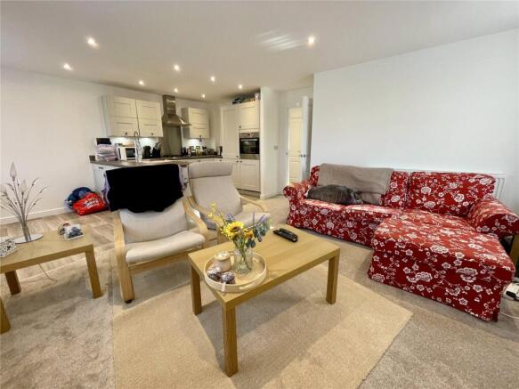 2 bed Apartment to rent Image 10