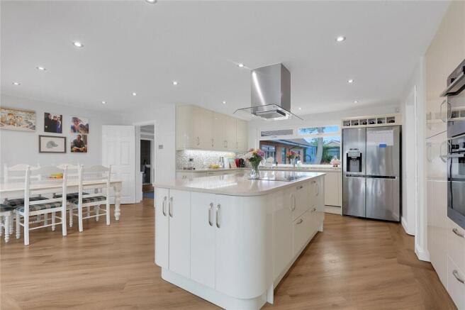 6 bed Bungalow for sale Image 7