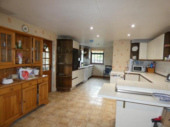 5 bed Detached for sale Image 4