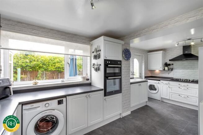 5 bed House for sale Image 6