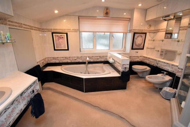 ENSUITE BATHROOM.jpg