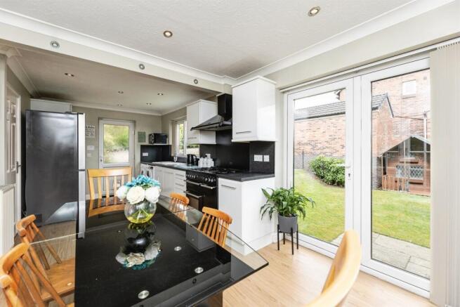 4 bed Detached for sale Image 5