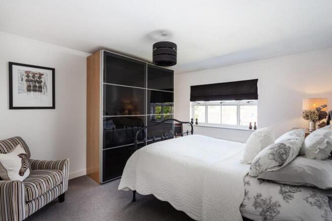 5 bed Detached for sale Image 12