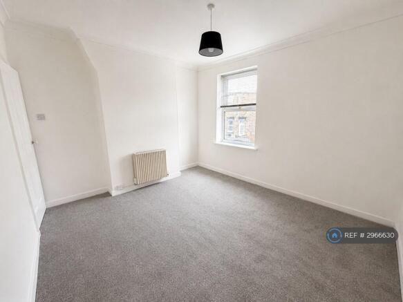 2 bed Terraced to rent Image 6