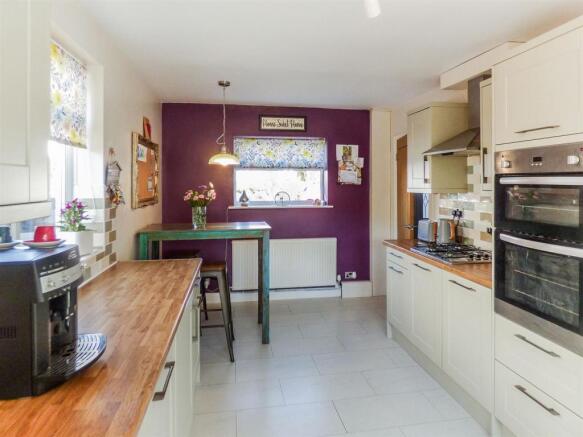 Kitchen 2.jpeg