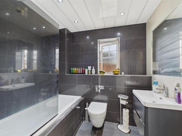 4 bed Detached for sale Image 11