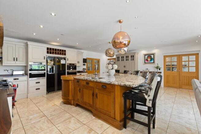 6 bed Detached for sale Image 12