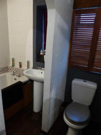 FAMILY BATHROOM