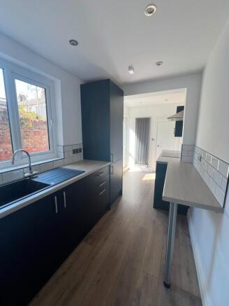 2 bed Terraced to rent Image 4