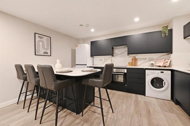 4 bed Apartment to rent Image 5