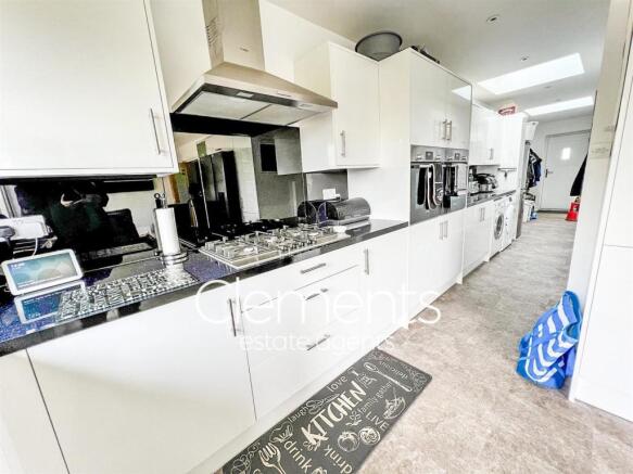 KITCHEN 2.JPG